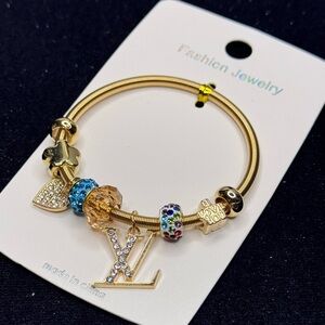 Fashion Jewelry Gold Tone Sparkling Heart
Charm Stretch Bracelet Blue Multi